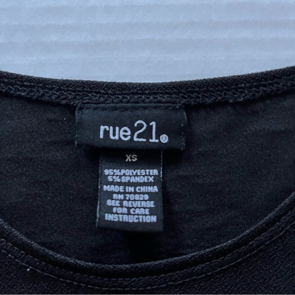 🎉6/$26🎉RUE 21 Scalloped Cut Out Crop Top - Picture 4 of 5